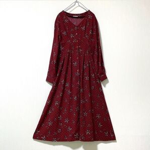 Vネックにクラシカルレトロ花柄プリントのロングフレアワンピース