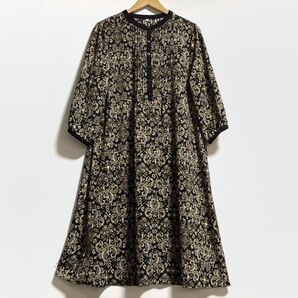 バンドカラーにピンタックデザインのレトロなアジアン柄ゆるっとロングワンピース
