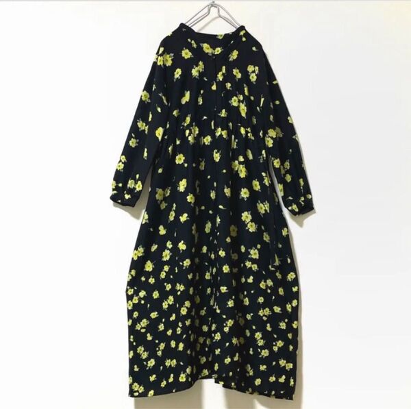キーネックカラーにパイピングデザインのレトロな花柄模様のロングフレアワンピース