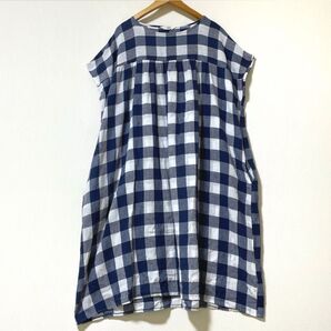 クルーネックに青白ブロックチェックのゆるっとひざ丈ワンピース
