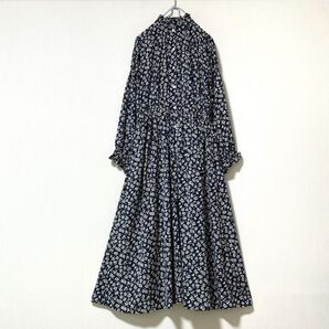 フリルネックにクラシカルレトロなお花模様のひらひらロングフレアワンピース