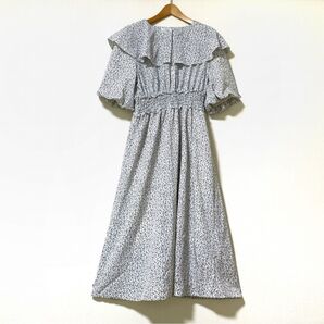 ビッグフリルカラーにレトロ小花柄のロングフレアワンピース
