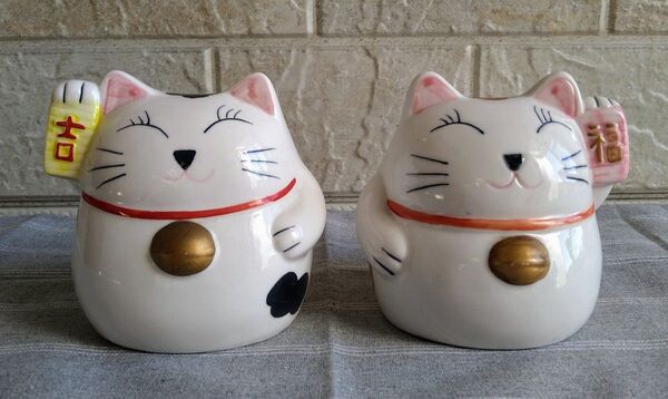 ◆招き猫の貯金箱◆置き物2個セット 福猫 陶器 招福 ねこ ネコ 開運 縁起物 昭和レトロ