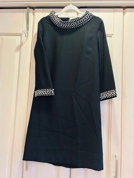 ブラックビジューたっぷりのワンピース