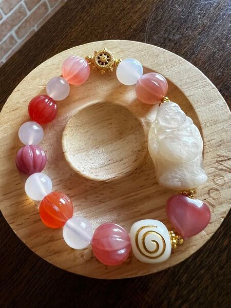 綺麗なシラー布袋様に塩源瑪瑙のデザインブレスレット