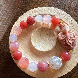 白とピンクの塩源瑪瑙にサンストーンの金魚のデザインブレスレット