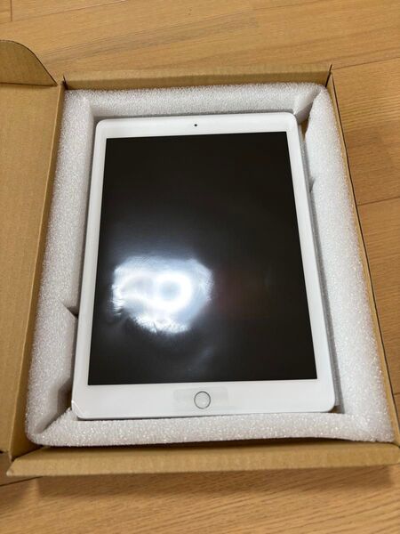 iPad Wi-Fi 32GB シルバー 2018年モデル交換未使用品/フラップカバーケース/ガラスフィルム