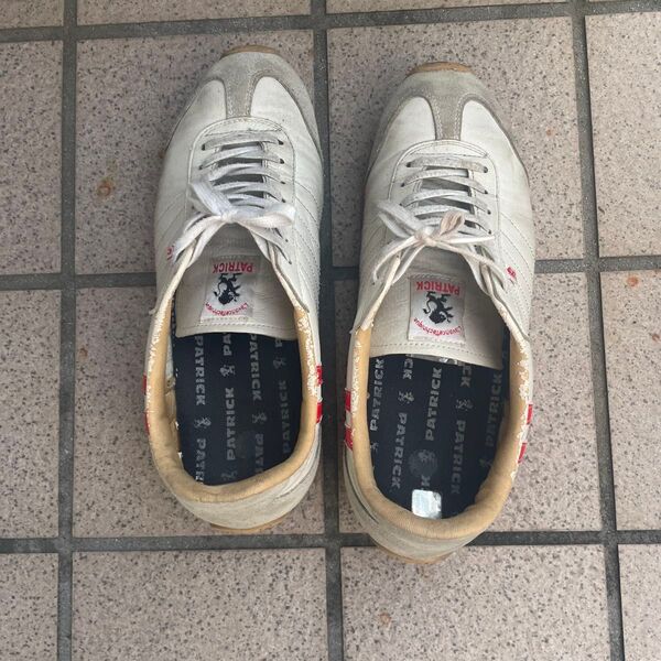 大事に使用していましたが、靴箱の整理のため出品しました状態は見ての通り内側の方の表面がはげています履くとあまり目立ちません。