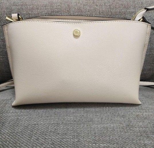 ☆新品未使用☆上品な淡いベージュのショルダーバッグ 斜めがけバッグ レディース