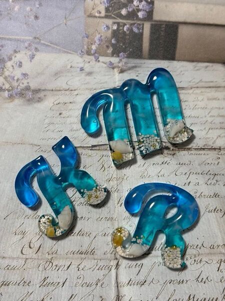 ハンドメイド レジン 海 マリンモチーフ イニシャル アルファベット キーホルダー チャーム 名入れ可能です お名前 ネーム