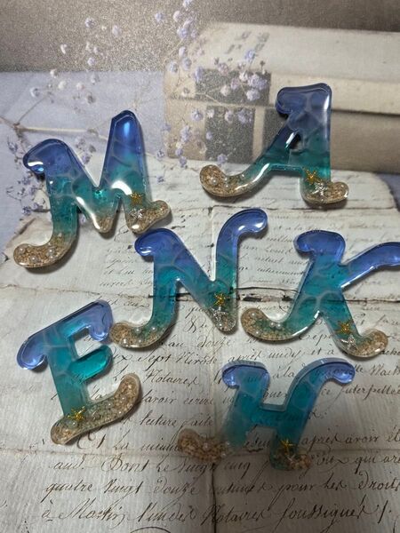 ハンドメイド 海 レジン アルファベット イニシャル キーホルダー 名入れ可能です お名前 ネーム