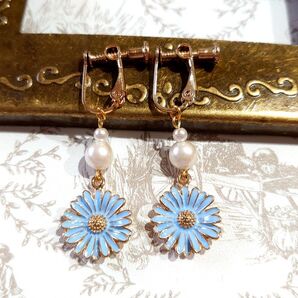 ブルー小花とパールのイヤリング/ピアス●ハンドメイド●金具変更できます●かわいいオマケ付き #5260