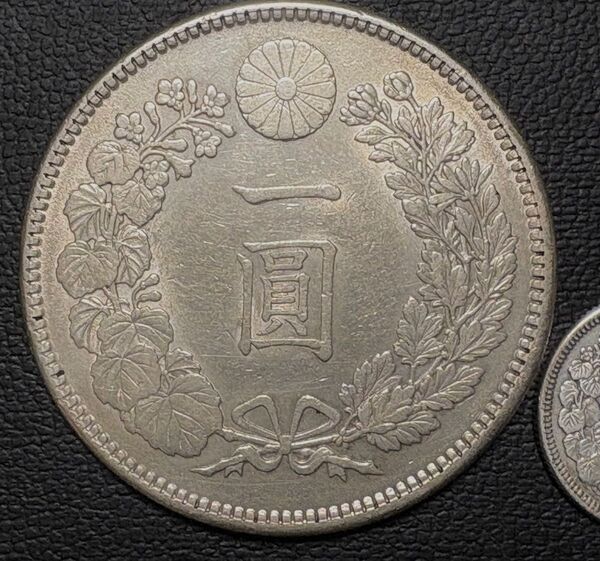 一圓銀貨 明治38年 1905年 銀900、旭日10銭銀貨 明治45年 1912年 銀720, 1900年初頭の銀貨
