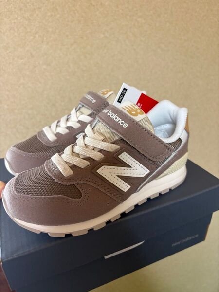 ニューバランス スニーカー New Balance タグ付き 未使用 ベージュ ブラウン キッズシューズ ジュニア 靴 17.0