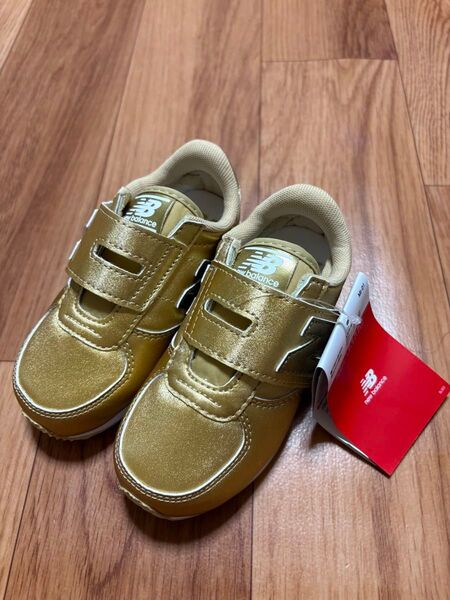 ニューバランス タグ付き 未使用 ベビーシューズ 15.5 スニーカー キッズ ジュニア ゴールド 子ども 靴