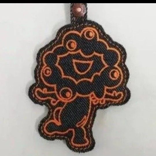 大阪関西万博 会場限定 EDWIN ミャクミャク コラボ デニム アップリケチャーム 刺繍 カラビナ