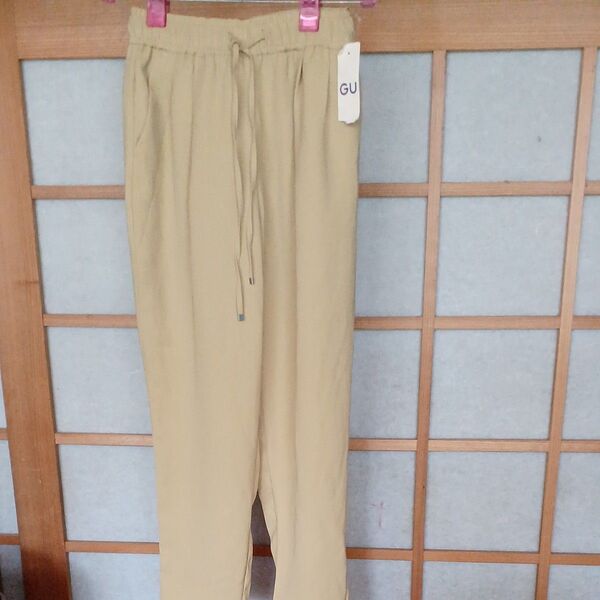 新品GU パンツ、裏地付き、両サイドポケット付き