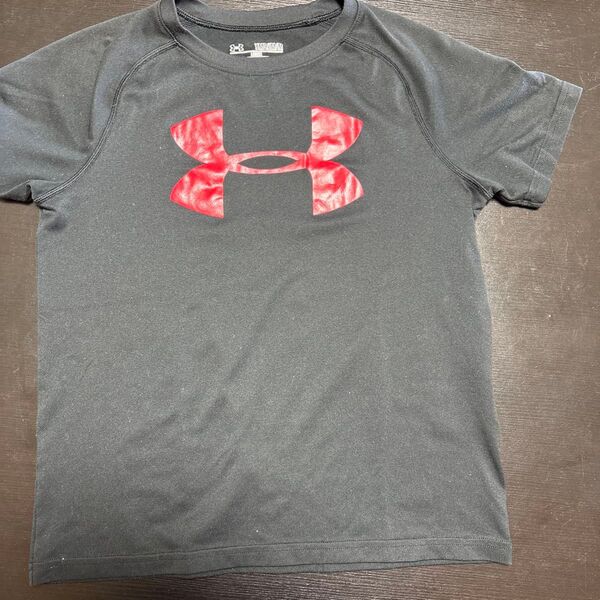 UNDER ARMOUR 男児半袖Tシャツ 黒 赤ロゴ
