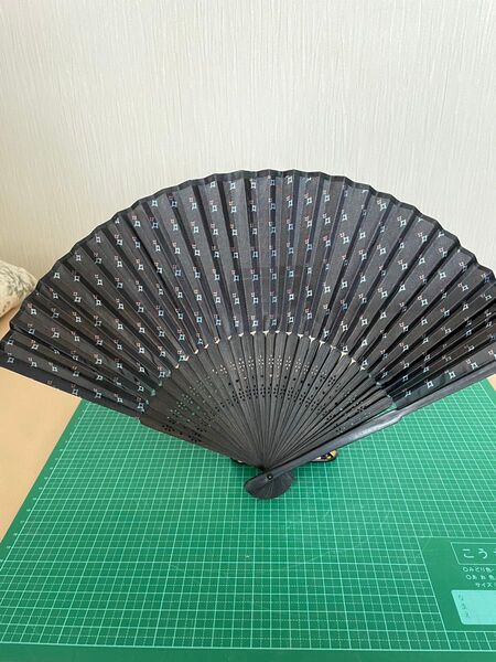 値下げ!黒い模様入り木製扇子