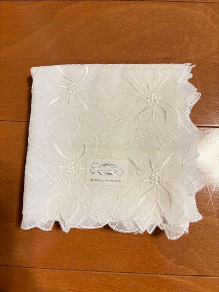 新品タグ付き イヴリィ 花柄刺繍 コットン 大判ハンカチ 白