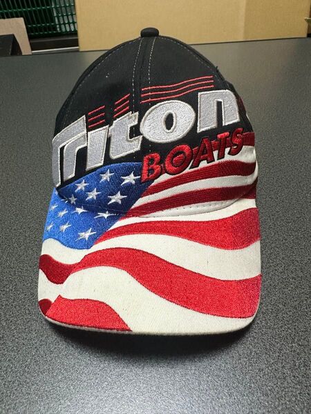 Triton Boats ストラップバック 帽子 キャップ ビッグアメリカ国旗 刺繍ロゴ レッド ホワイト ブルー