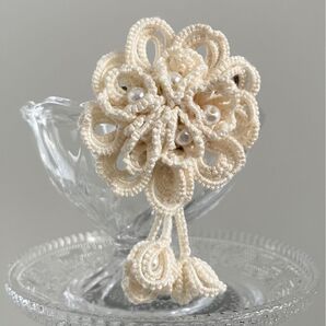 【ハンドメイド】 レース編みブローチ 花モチーフ パール付き タティングレース ハンドメイドレース編み ブローチ 白