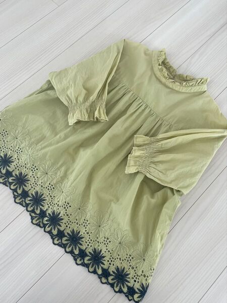美品! 刺繍入りライトグリーン半袖ブラウス 花柄ブラウス ギャザー入りブラウス ブラウス レース 半袖 チュニック