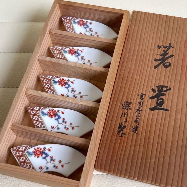 深川製磁 扇型 金彩 梅七宝紋 箸置き揃 5枚セット はしおき 白磁 和柄 金襴