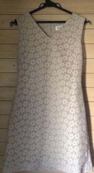 ベージュ 花柄 裏地付 スリットなし バックジッパー かわいい ノースリーブ ワンピース ひざ丈 未使用 美品