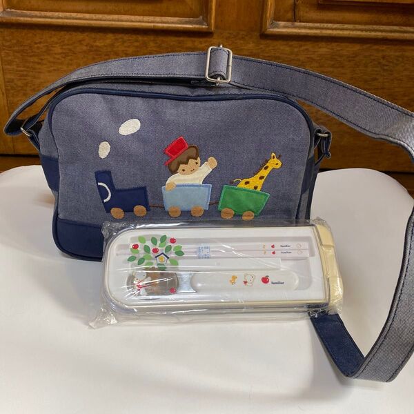 ファミリア familiar 幼稚園バッグとおまけでファミリア未使用未開封お箸、スプーンケース付き
