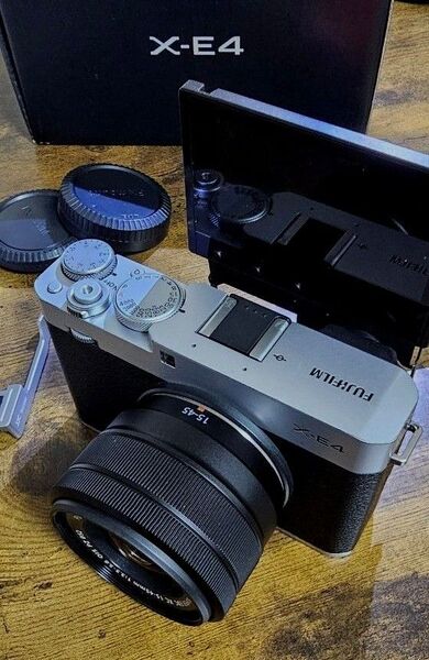 富士フイルム FUJIFILM X-E4 XC15-45mm レンズキット シルバー デジタル ミラーレス 一眼カメラ