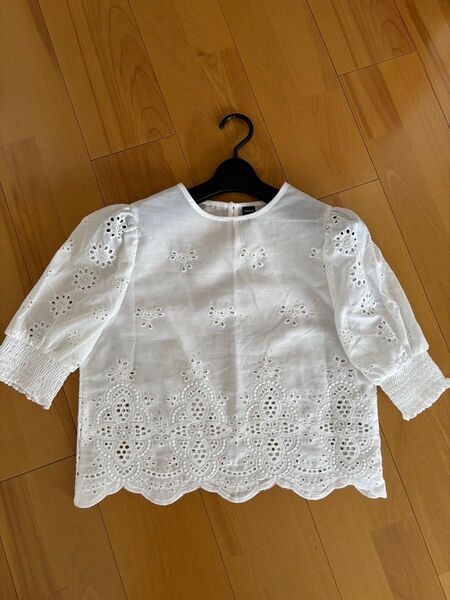 SHEIN 白シャツ パフスリーブシャツ 花柄刺繍 トップス