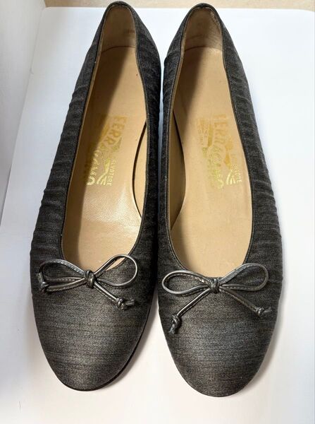 【送料無料】 サルヴァトーレフェラガモ Ferragamo パンプス シューズ バレエシューズ リボン 靴 グレー
