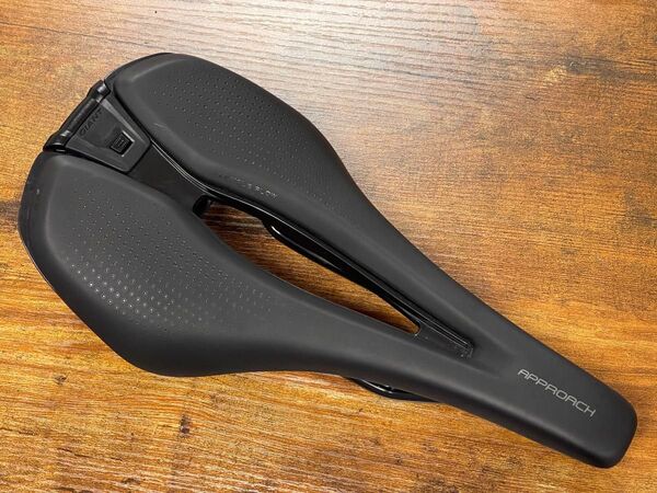 GIANT ジャイアントAPPROACHアプローチサドル 専用リアライト付き
