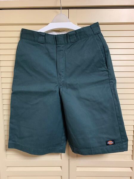 【Dickies】ルーズフィット ハーフパンツ ダークグリーン W32