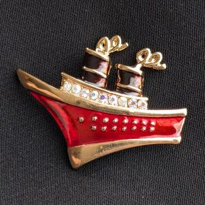 ブローチ 船 ラインストーン ゴールド レッド クルーズ船 アクセサリー 豪華客船 世界一周旅行