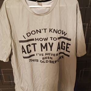 プリントTシャツ I Don't Know How To Act My Age