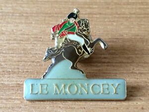 古い ピンバッジ : LE MONCEY 広告 馬 人物 動物 ピンズ #A