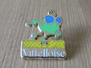 古い ピンバッジ : vittelloise ミネラルウォーター 広告 ロゴ ゆるキャラ ピンズ #U