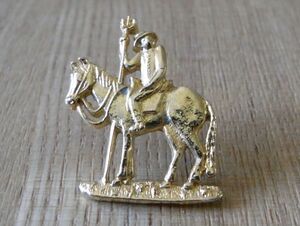 古い ピンバッジ : 馬上の人（金色）人物 馬 動物 騎馬 乗馬 ピンズ #Q