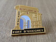 古いピンバッジ：Fort d'Uxegney 建築 フランス ピンズ #O_画像1