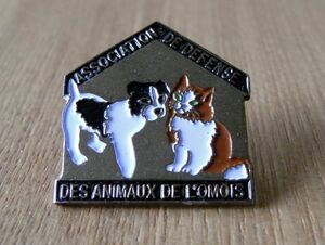  old pin badge :. is good dog . cat animal house pin z#P