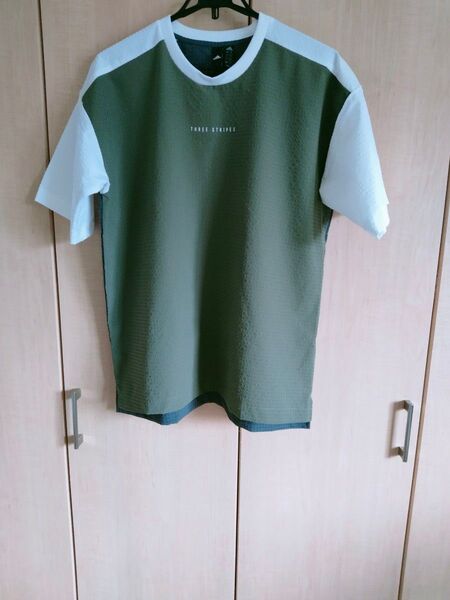 adidas Tシャツ THREE STRIPES カーキ×ホワイト メンズ