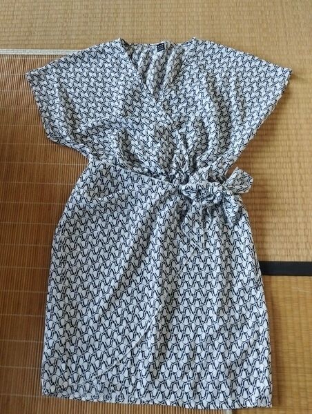 ☆ラップワンピース♪黒白柄♪Mサイズ♪フレンチ袖♪超美品!