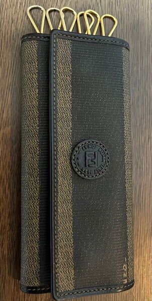【美品】FENDI フェンディ イタリア製 ペカン 6連 キーケース ブラック ベージュ PVC レザー
