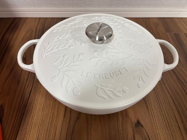 【新品】シグニチャー マルミット 28cm オリーブブランチレリーフ コットン おまけ付き