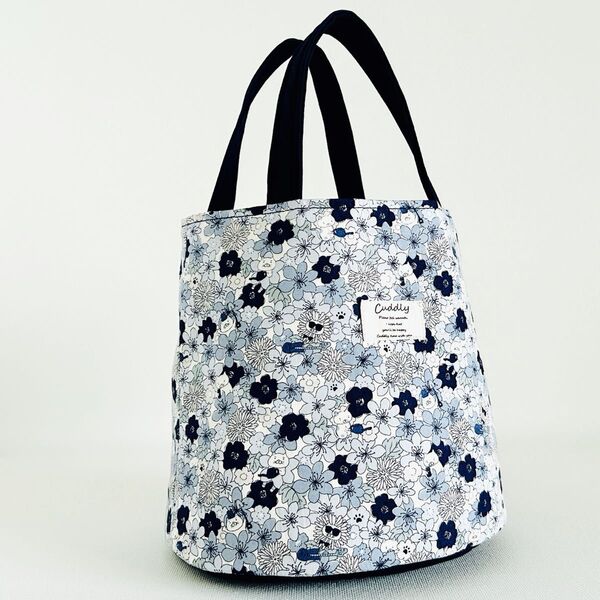 ハンドメイド ネイビー色の沢山のお花と猫さん柄プリント生地 丸底トートバッグ♪