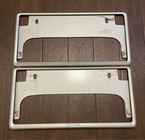 美品 TOYOTA トヨタ ベーシック シルバー ナンバーフレーム 2枚セット