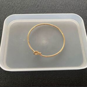 ゴールドメッキ バングル 結び目デザイン