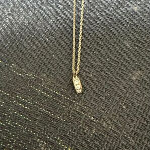 シンプルな金色のネックレス、ストーン装飾付き